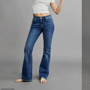 Low waist bootcut jeans från ginatricot - Säljer dessa oanvända low waist bootcut jeansen från ginatricot. Nypris 499 kr mitt pris 300 kr + frakt eller högre bud, betalning sker via swish.