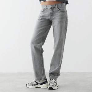 Supersnygga gråa low waist jeans från Gina tricot i storlek 36!! Den enda defekten jeansen har är att de är lite slitna längst ner som långa byxor kan bli men det är inget man tänker på🫶 Skriv privat för bilder hur de ser ut på💕 Sålda!!❌❌ 