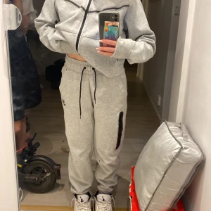 Nike tech, kan sälja individuellt  - Nike tech - strl XS. Bra kondition. Pris kan diskuteras köpte fr ca 2000  Jag är 157 och det passar mig bra