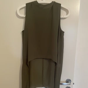 Grön topp  - Grön topp, med dragkedja i nacken 