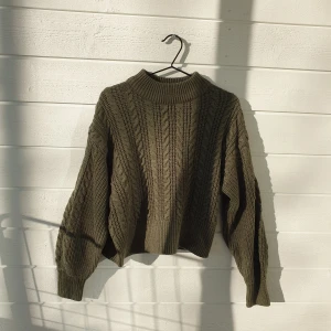 Stickad Tröja Strl. L (Nyskick!) - Säljer en stickad tröja som enbart har använts en till två gånger. Tröjan är därmed nästan ny! 