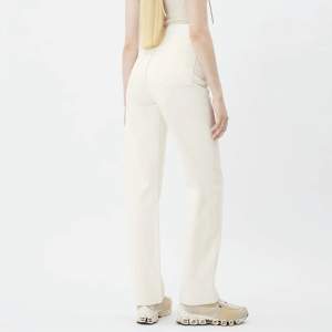 Offwhite/Vita/beiga jeans från weekday i modellen ”rowe”. Hög midja.  Storlek 32/32 Använda 2-3 gånger, nyskick. Köparen står för frakt 