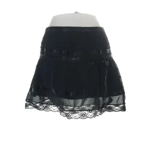 svart spetskjol  - jättesöt svart spetskjol köpt på sellpy men som tyvärr blivit för liten på mig🖤🗝🕷🗡🦢