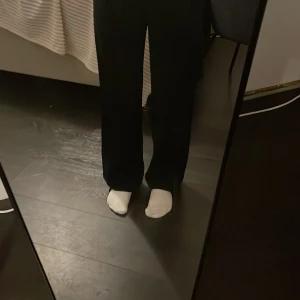 Kostym byxor - Ett par jätte fina svara kostym byxor från Bik Bok❤️🤍i storlek 34💋🥰