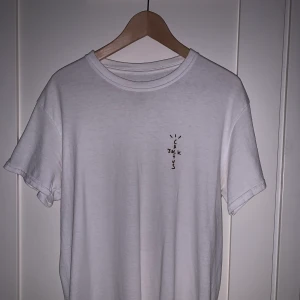 Travis Scott Cactus Jack t-shirt - Säljer denna t-shirt för att den aldrig används av mig. I princip helt ny. Storlek M. Bjuder på frakten! 