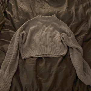 Stickad tröja  - Grå stickad tröja. Använt ca 5 gånger. Är i bra skick 