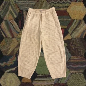 Gräddvit Manchester byxor - Offwhite Manchester byxor!!!  sydda om för en mer balongbyx form :))  Väldigt bra skick, som ny  Mycke mjukt material!!