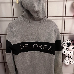 Maya Delorez hoodie - Hej, dax för mig att sälja mina mycket väl använda ridkläder. Maya Delorez hoodie strl M. 400kr  Kan mötas upp eller frakta på posten. Frakt betalas av köpare      
