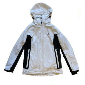 Vit skidjacka  - Vit skidjacka från Cross Sportswear, strl XS men passar absolut som S. Använd men i mycket gott skick. Pris kan diskuteras.
