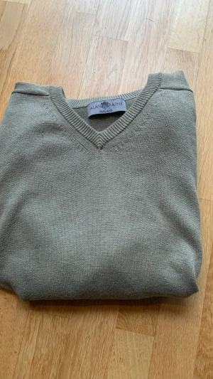 Stickad tröja Alan paine  - Säljer denna gröna stickade Alan Paine tröjans som inte kommer till användning längre. Sitter perfekt oversized på mig som är typ storlek xs/ s. Vintage model nypris ca 1600kr.Skriv vid intresse eller frågor 💕