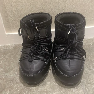 Moonboots storlek 36/38  - Jag säljer några Low Moonboots  i storlek 36/38 jätte bra sick och helt oanvända. Som nya ! Men tyvärr blivit för små. 