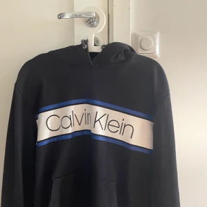 Calvin Klein - Snygg tröja som passar perfekt till Vardag som till något finare tillfälle. Använt relativt lagom, fortfarande bra kvalite utan skador. Köpt för 800 kr