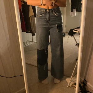 Egengjorde jeans - Ett par jeans smyckade på ett fint sätt. Tyvärr sitter dom inte bra på just mig😊