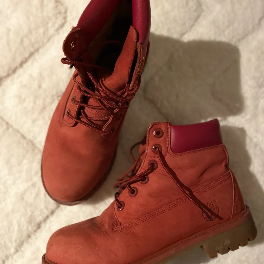 Good condition, timberland red. . Skor.