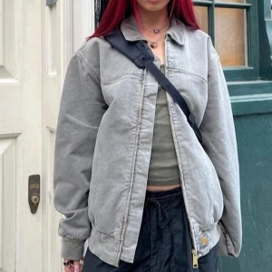 Carhartt santa de jacket- bomber - Använd 4 gånger, lite stor i storleken så kan ha på sig tjocktröja under! Jättenice färg<3 pris kan diskuteras vid snabb affär. nypris 2495