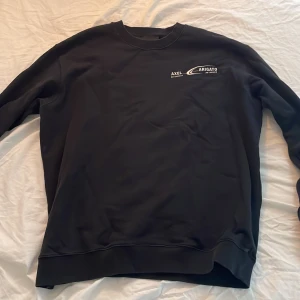 Axel arigato sweatshirt  - Svart axel argigato sweatshirt. Köpt för ca 2 år sedan. Hyfsat använd men är helt fri från fläckar osv. Storlek S men sitter mer som en M. Nypris: 1200kr