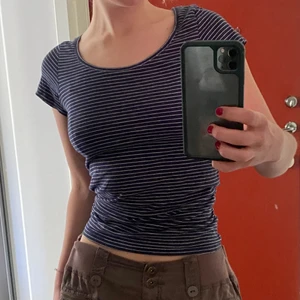 söt randig tshirt - Supersmickrande blå randig tshirt. Sitter alltid så snyggt<3. Lite uppdragen i bilden, är längre och går annars en bit över byxkanten! 