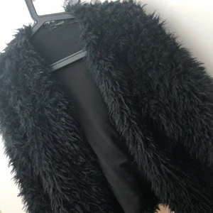 Tunn jacka - Fluffig svart jacka, väldigt tunn, passar bra att använda tidig vår eller tidig höst :) 