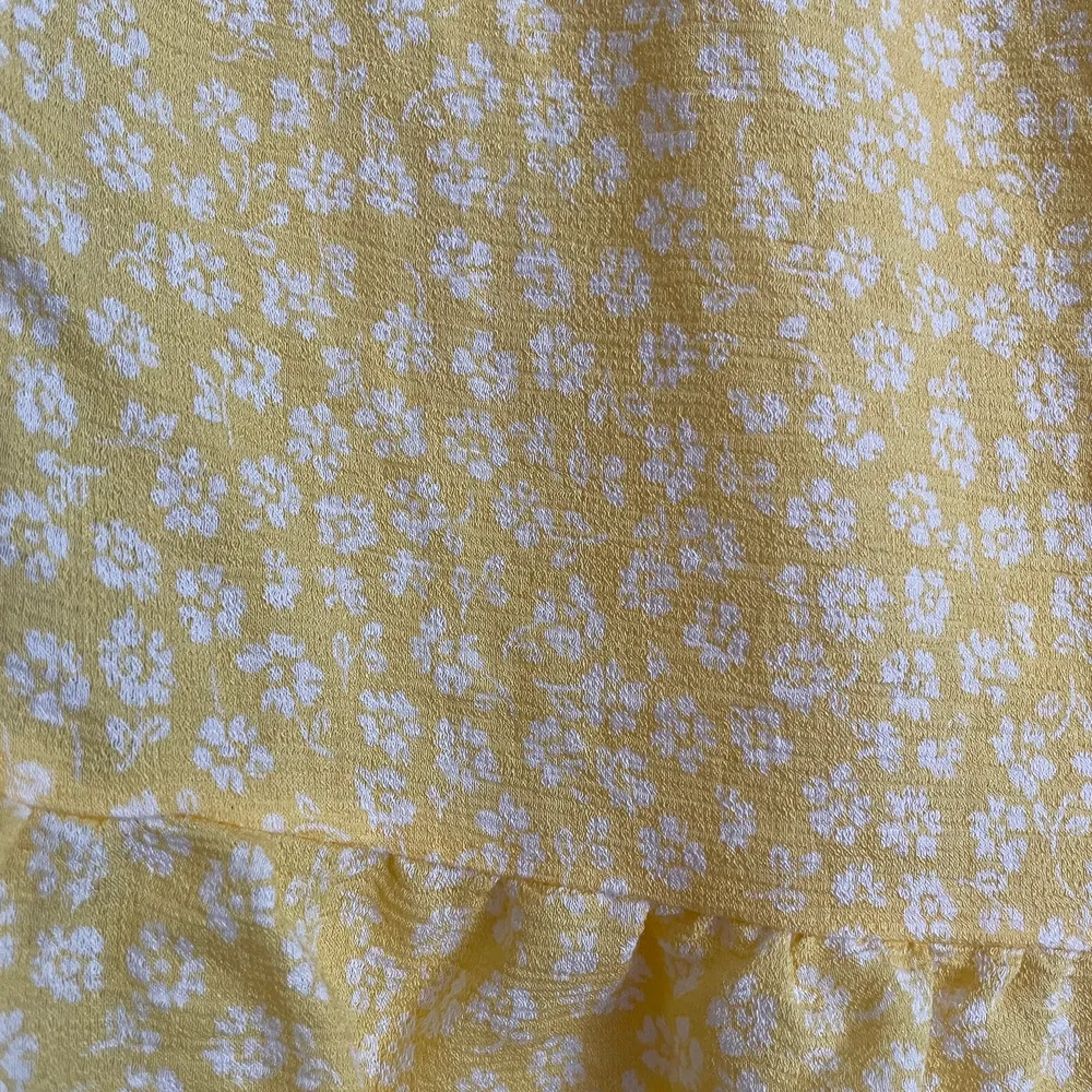 En superfin gul kjol med vita små blommor på som använts 1 gång på en middag men är helt oanvänd i övrigt, därav att den är lite skrynklig.  Resår i bak i midjan så passar även om man är lite större eller mindre än strl 42 ❤️ 50kr + frakt. Kjolar.