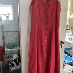 Linneklänning - världens finaste linneklänning i en härlig roströd färg   köpt på erikshjälpen men var för liten 
