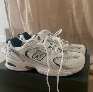 New Balance 530  - Populära & skitsnygga New Balance 530, slutsålda överallt! Säljes pga fel storlek. Aldrig använda, nya i orginalförpackning!
