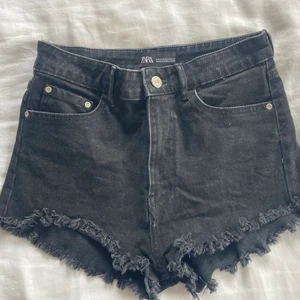 Jeansshorts  - Ett par snygga jeansshorts från Zara. Knappt använda pga. lite för små för mig. Hör av dig för fler bilder! 