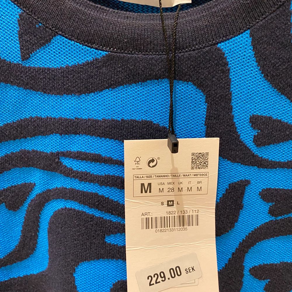 En super fin långärmad och mönstrad tröja. Passar superbra till ett par kostymbyxor eller kanske bara jeans. Aldrig använd och lappen finns kvar.. Tröjor & Koftor.