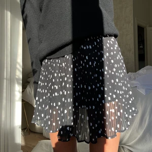 Prickig kjol  - Superfin svart prickig och plisserad kjol som inte kommer till användning. 