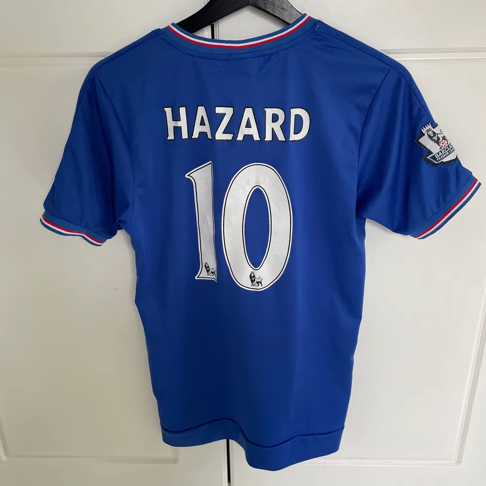 Säljer en Chelseatröja med Hazard #10. Trycket på ryggen har en del slitage men annars i bra skick. Hoodies.