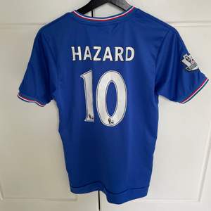 Säljer en Chelseatröja med Hazard #10. Trycket på ryggen har en del slitage men annars i bra skick