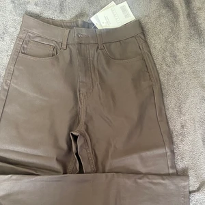 Utsvängda skinnbyxor - Utsvängda skinnbyxor från Zalando i mörkbruna. Aldrig använda och med prislapp kvar 