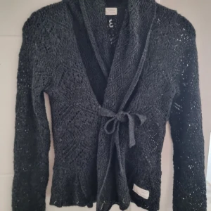 Odd Molly kofta  - Säljer en odd molly kofta. Ny skick.  Mörkgrå. Storlek 1 34/36