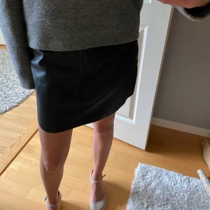 Skinn kjol  - Säljer denna asnygga skinnkjol ifrån nakd❤️❤️ Är använd Max 2 gånger, har inga fläckar eller skador. Så snygg att ha till en stickad tröja eller en gullig topp❤️❤️