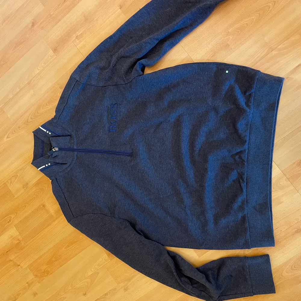Boss sweatshirt inköpt från zalando för 1799 2020. Storleken är M och sitter som den ska och är endast använd ett fåtal gånger. . Tröjor & Koftor.