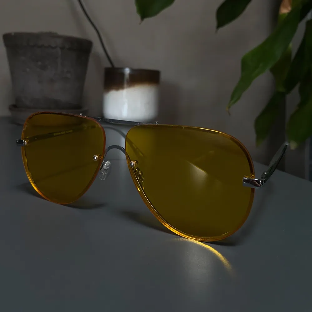 Gula solglasögon köpta på Gina Tricot💛 Helt oanvända!! UV 400. 100kr inklusive frakt!. Accessoarer.