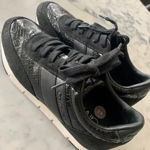 Calvin Klein trainers - Svarta glansiga skor som är oanvända! De är både bekväma och passar tex. till att träna i!! 💘💞