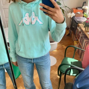 Kappa hoodie - En mint blå kappa hoodie! På lappen står det att den är storlek M fast den är mer åt S hållet! 🥶💘
