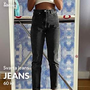 Mina föredra favorit jeans från monki i storlek XS men vart lite tajta vid låren så har valt att sälja. Bra passform och sköna i midjan😇