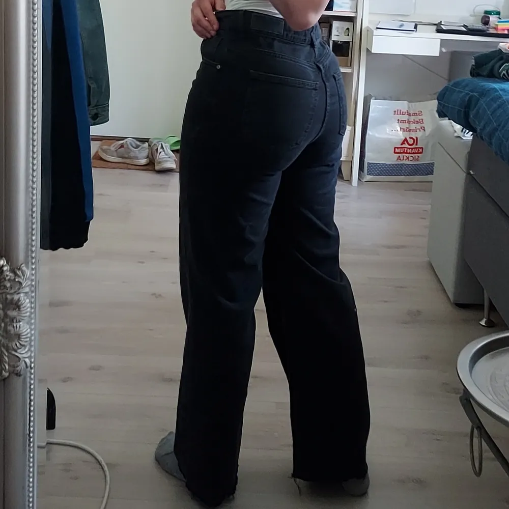 Svarta jeans från bikbok med bredare ben (wideleg). Superfina och sköna! Strlk: 30. Passar mig som är 162 cm! Köptes i Göteborg för 400 kr, säljer för 200 kr + frakt som köparen står för själv 💕. Jeans & Byxor.