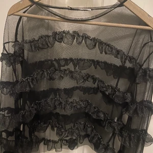 Zara glitter topp - Säljer denna super snygga fest toppen ifrån zara. Perfekt till sommaren. 