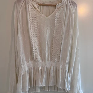 Vit blus - Romantisk vit blus. Jättefin passform. 