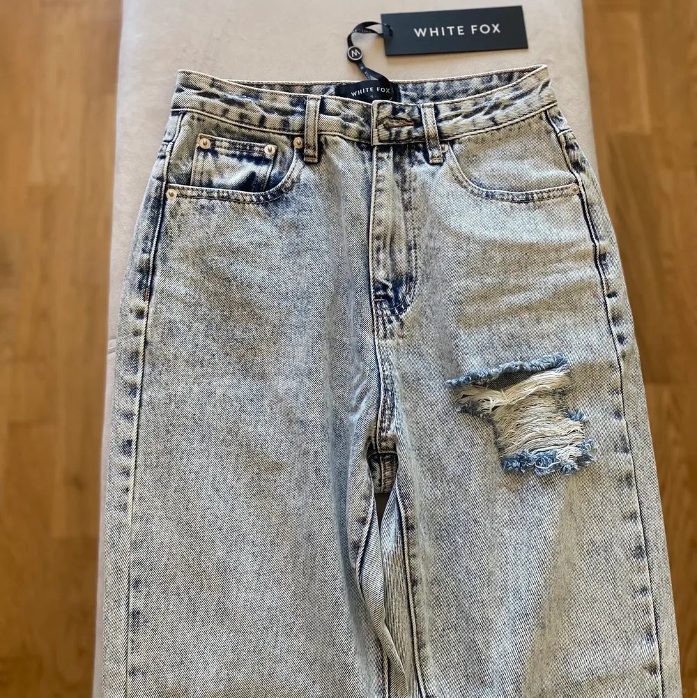 Boyfriend jeans köpta på Whitefoxboutique, australiensk webbshopp. Snyggaste tvätten på jeans jag sett (ljusblå), kan dock inte använda dem då dem är för små därav säljer jag dem. Aldrig använda! . Jeans & Byxor.