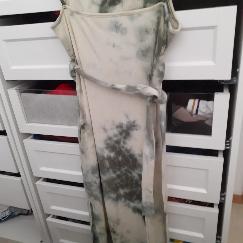 Tie dye green dress with belt detail and side split  Size L  New never worn . Klänningar.