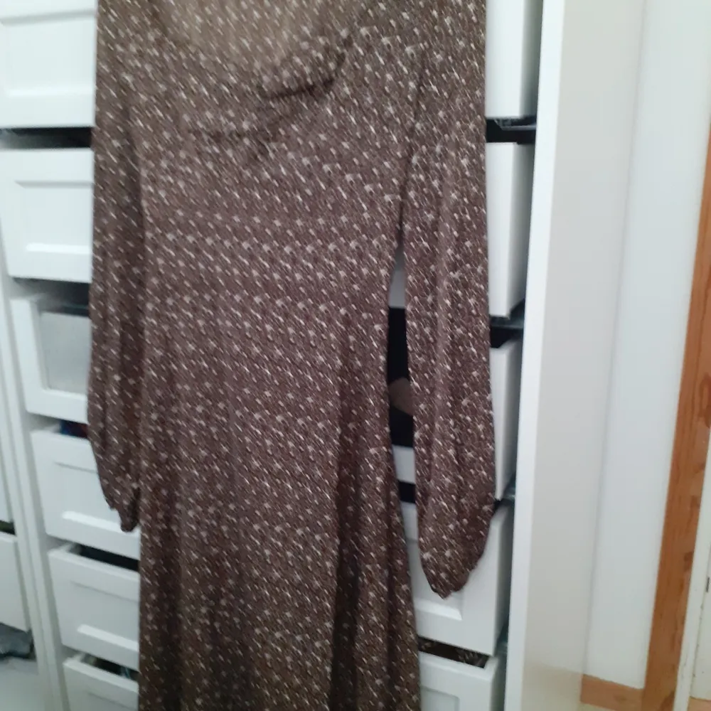 Brown print dress with slit on the side and sweetheart neckline -Size M New never worn. Klänningar.