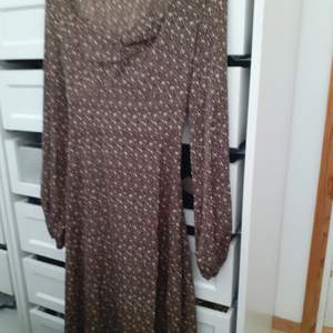 Brown print dress with slit on the side and sweetheart neckline -Size M New never worn