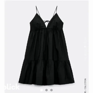 Svart zara klänning - Säljer nu min trendiga slutsålda zara klänning då jag känner att jag inte får användning för den. Använt den ca 3 gånger🫶💖 köptes för 400 ❤️