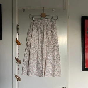 Monki kjol - Härlig sommakjol köpt från monki förra året för att ha på skolavslutningen, jag har använt den en gång <3 nästan helt ny! Den har till och med fickor vilket är fantastiskt 