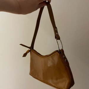 Baugette väska - Brun Baugette bag köpt på second hand! Fint skick, skriv för fler bilder<3