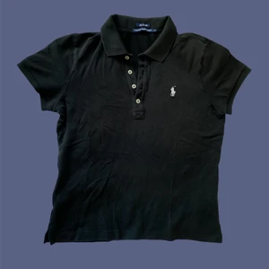  Ralph Lauren Golf  - En svart polo- t-shirt från Ralph Lauren med krage och knapp detaljer. I super fin material. 