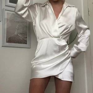 Zara klänning  - Vit klänning från zara, använd 1 gång